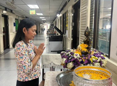 บุคลากรกองคลังสรงน้ำพระพุทธรูปเพื่อเป็นสิริมงคลเนื่องในเทศกาลสงกรานต์ ... พารามิเตอร์รูปภาพ 6