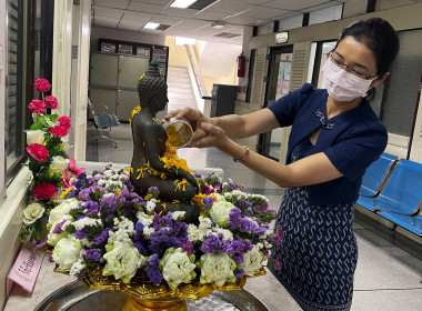 บุคลากรกองคลังสรงน้ำพระพุทธรูปเพื่อเป็นสิริมงคลเนื่องในเทศกาลสงกรานต์ ... พารามิเตอร์รูปภาพ 5