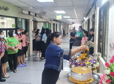 บุคลากรกองคลังสรงน้ำพระพุทธรูปเพื่อเป็นสิริมงคลเนื่องในเทศกาลสงกรานต์ ... พารามิเตอร์รูปภาพ 8