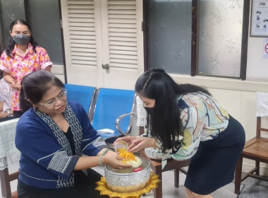 บุคลากรกองคลังสรงน้ำพระพุทธรูปเพื่อเป็นสิริมงคลเนื่องในเทศกาลสงกรานต์ ... พารามิเตอร์รูปภาพ 12