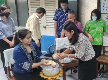 บุคลากรกองคลังสรงน้ำพระพุทธรูปเพื่อเป็นสิริมงคลเนื่องในเทศกาลสงกรานต์ ... พารามิเตอร์รูปภาพ 11