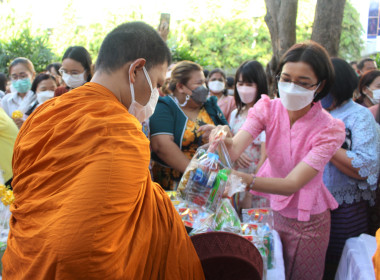 ร่วมทำบุญตักบาตรข้าวสารอาหารแห้งเนื่องวันปีใหม่ 2566 พารามิเตอร์รูปภาพ 9