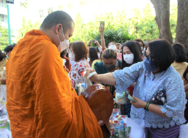 ร่วมทำบุญตักบาตรข้าวสารอาหารแห้งเนื่องวันปีใหม่ 2566 พารามิเตอร์รูปภาพ 10