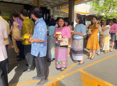 เข้าร่วมพิธีถวายเครื่องไทยธรรมและเทียนพรรษา ... พารามิเตอร์รูปภาพ 1