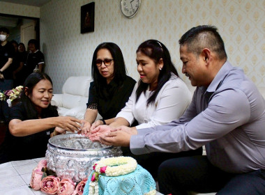 สรงน้ำพระพุทธรูปเพื่อเป็นสิริมงคลเนื่องในเทศกาลสงกรานต์ พารามิเตอร์รูปภาพ 6