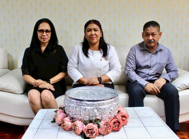 สรงน้ำพระพุทธรูปเพื่อเป็นสิริมงคลเนื่องในเทศกาลสงกรานต์ พารามิเตอร์รูปภาพ 1